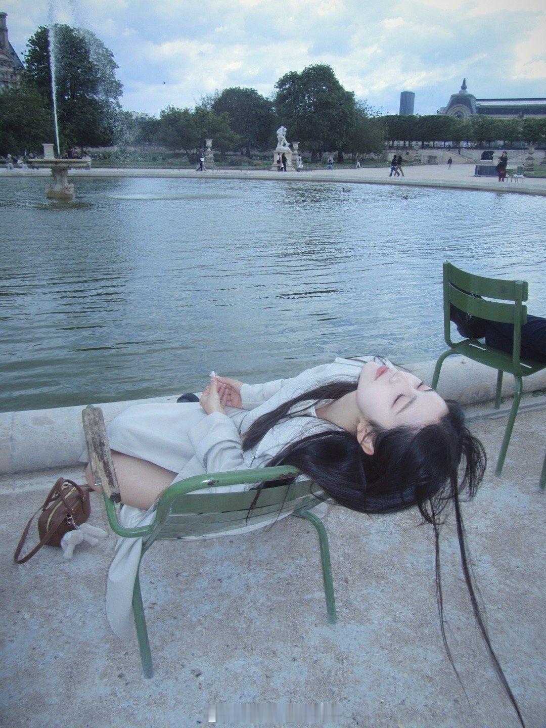 该怎么开口呢 是说天气好还是说好想你  ​​​