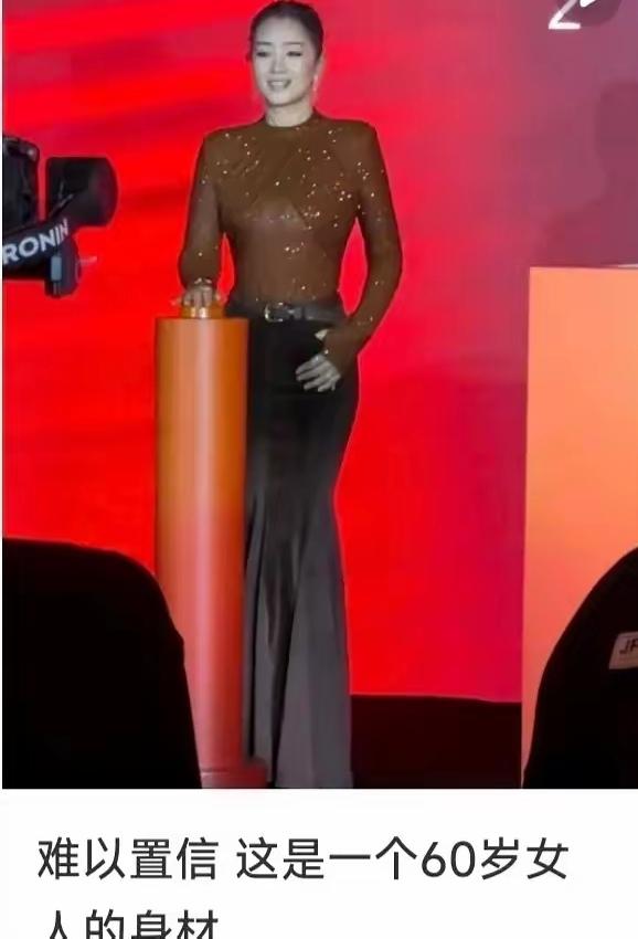 穿衣显瘦，脱衣有肉，巩皇这60岁的身材真的是让人难以置信！巩俐给人的第一印象是女