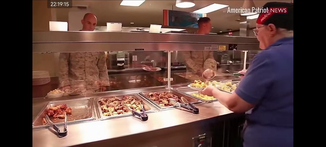 都是日本政府出钱养，但他们的待遇却天差地别。
驻日美军，三餐大鱼大肉。
日本公立