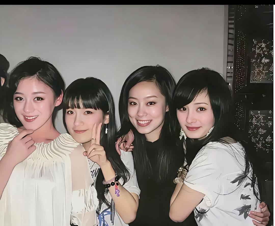 有点意外
杨幂、张小斐居然是大学同学
张小斐是成熟脸
所以一直以为她比杨幂大很多