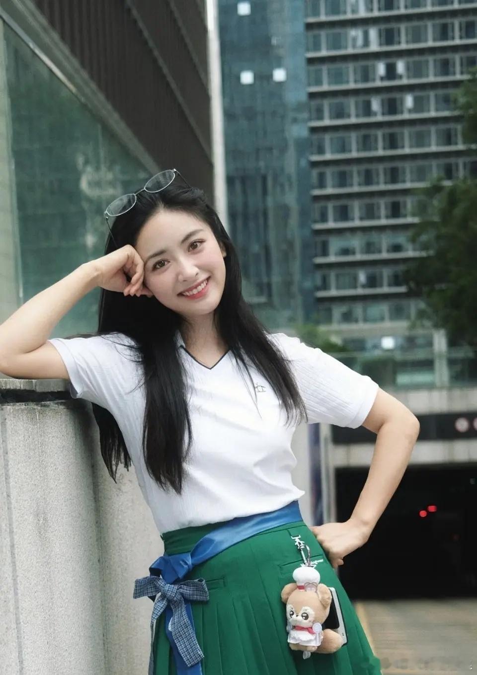 月月真的很爱自己，像是每次吃饭都会高呼一句“爱你老己”的小姐姐 