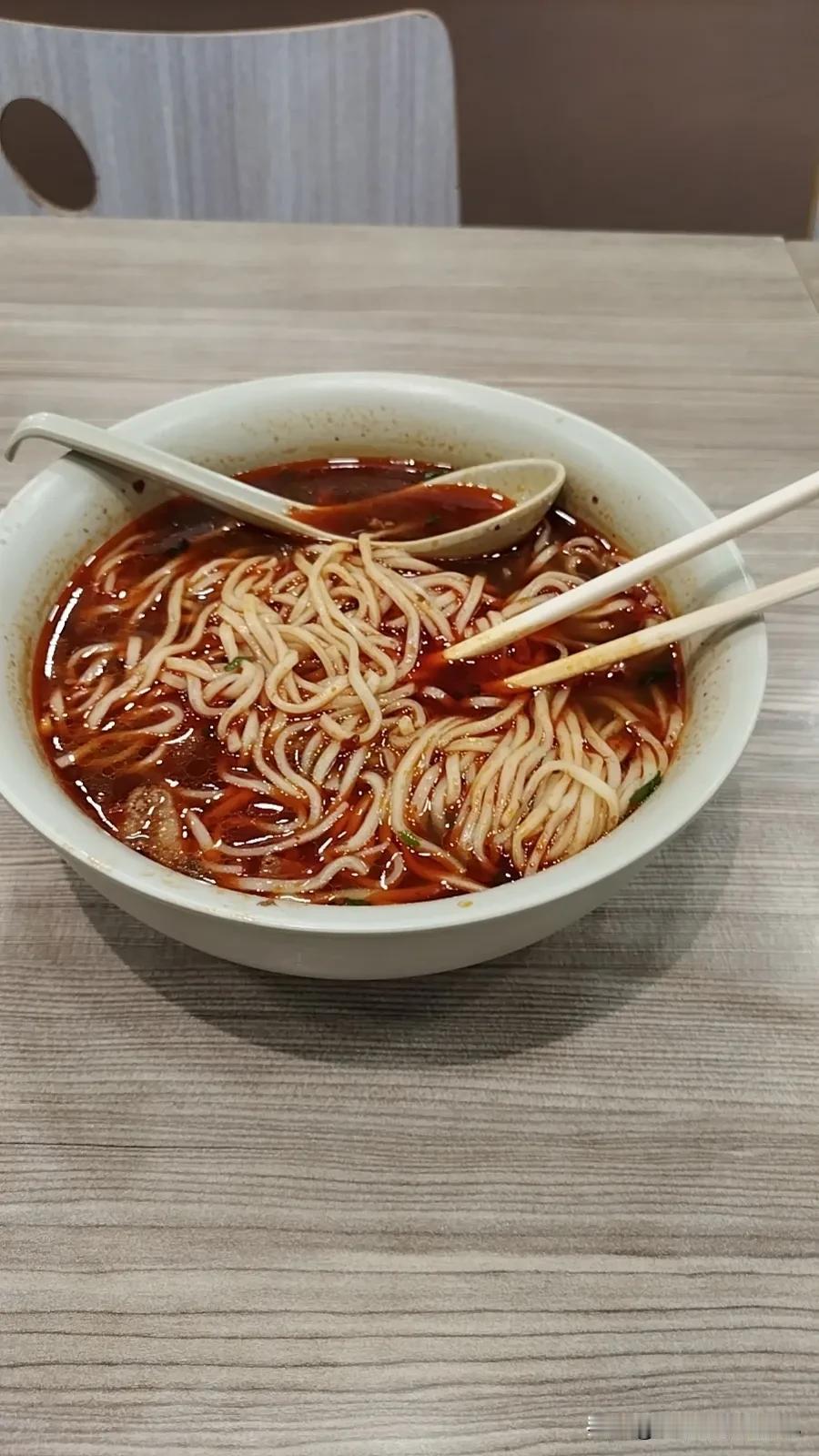 今天晚上吃撑到了。
晚上突然想吃牛肉面了，六点多去家附近的李先生牛肉面大王花22