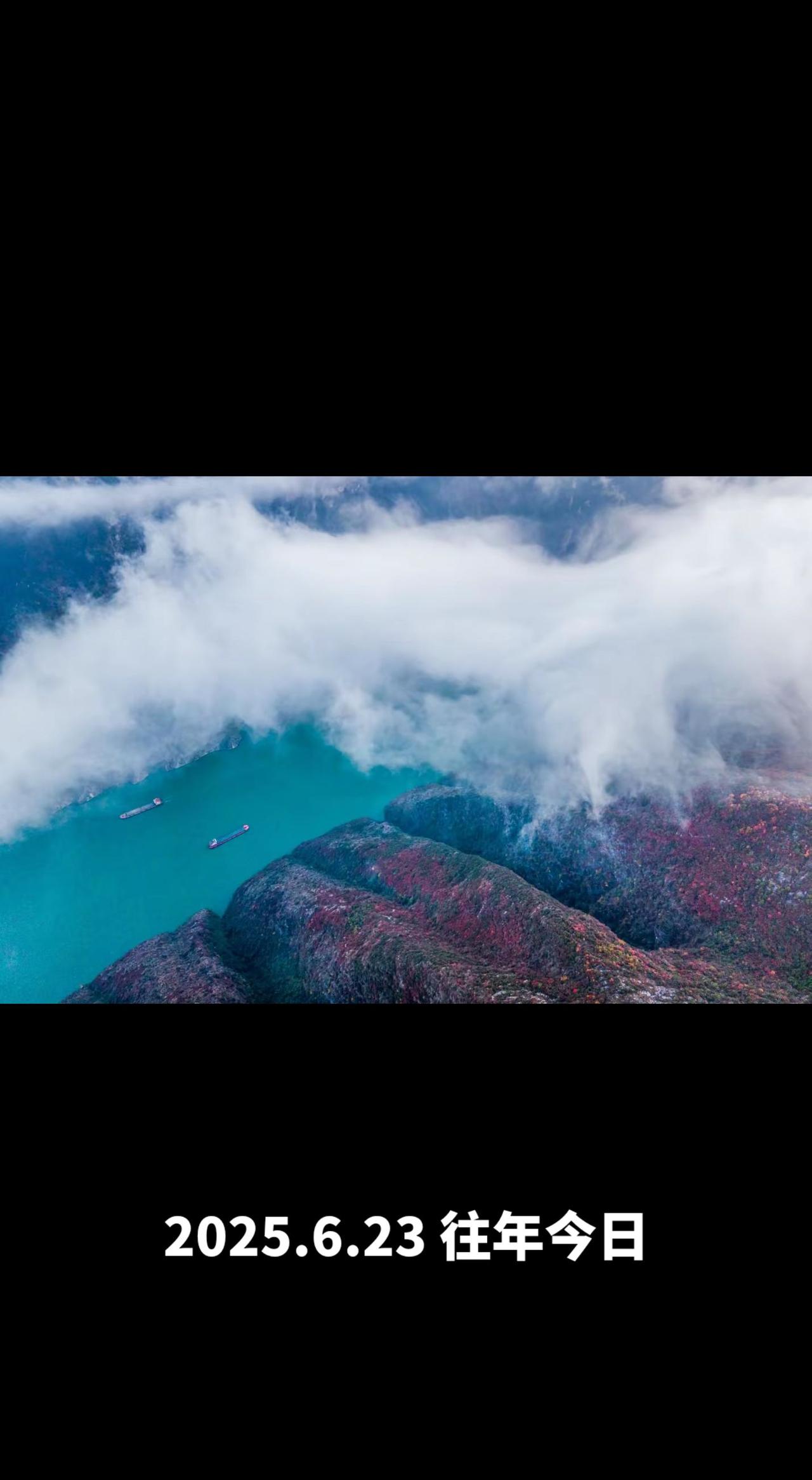 长江三峡红叶季三峡工程的雄伟 江水穿峡而过，气势直击人心