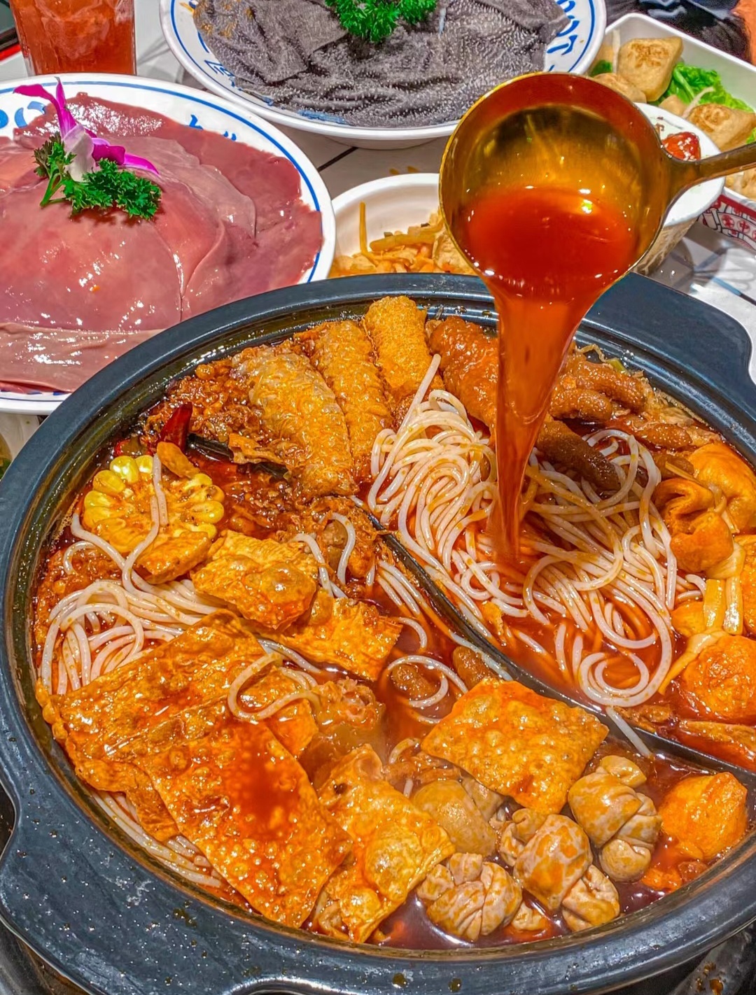 #返乡小金豆爆改东北铁锅炖#螺蛳粉的新奇吃法，火锅里煮螺蛳粉绝对算一个，爱吃火锅
