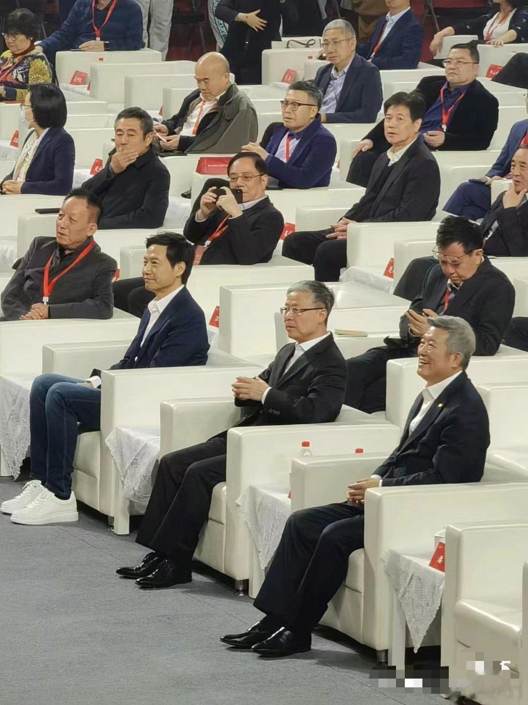 武汉大学130周年校庆，雷总个人捐了13亿，对母校是真爱啊。雷总的牛仔裤小白鞋，