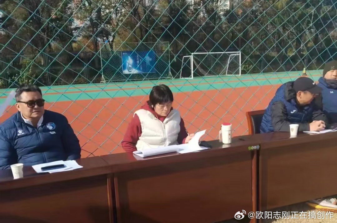 苏超下赛季盐城队队员选拔试训考核，水庆霞、邱京巍坐镇当考官，水庆霞不用介绍了吧，