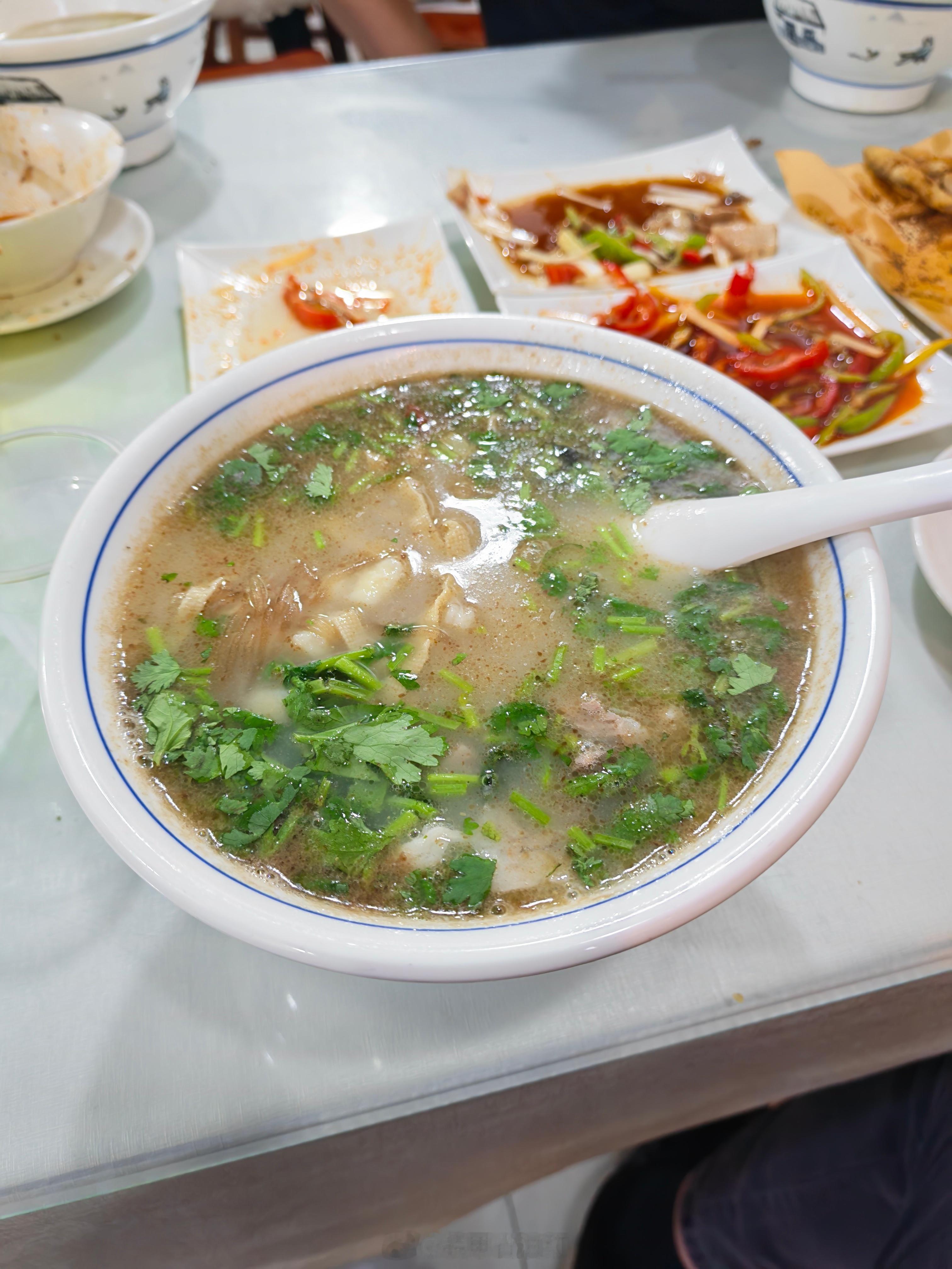 比我脸还大的碗，这叫小份？不可辜负的美食 荥阳