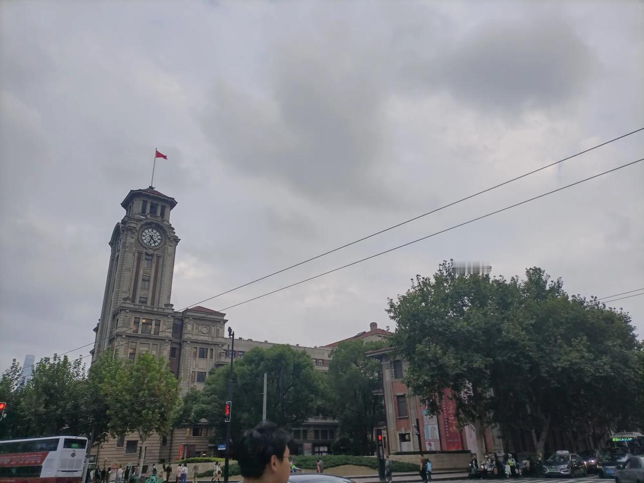 经历国庆节的暴涨，
然后卖掉一些，换仓龙头，
亏的时候我删除软件，
全力赚钱，