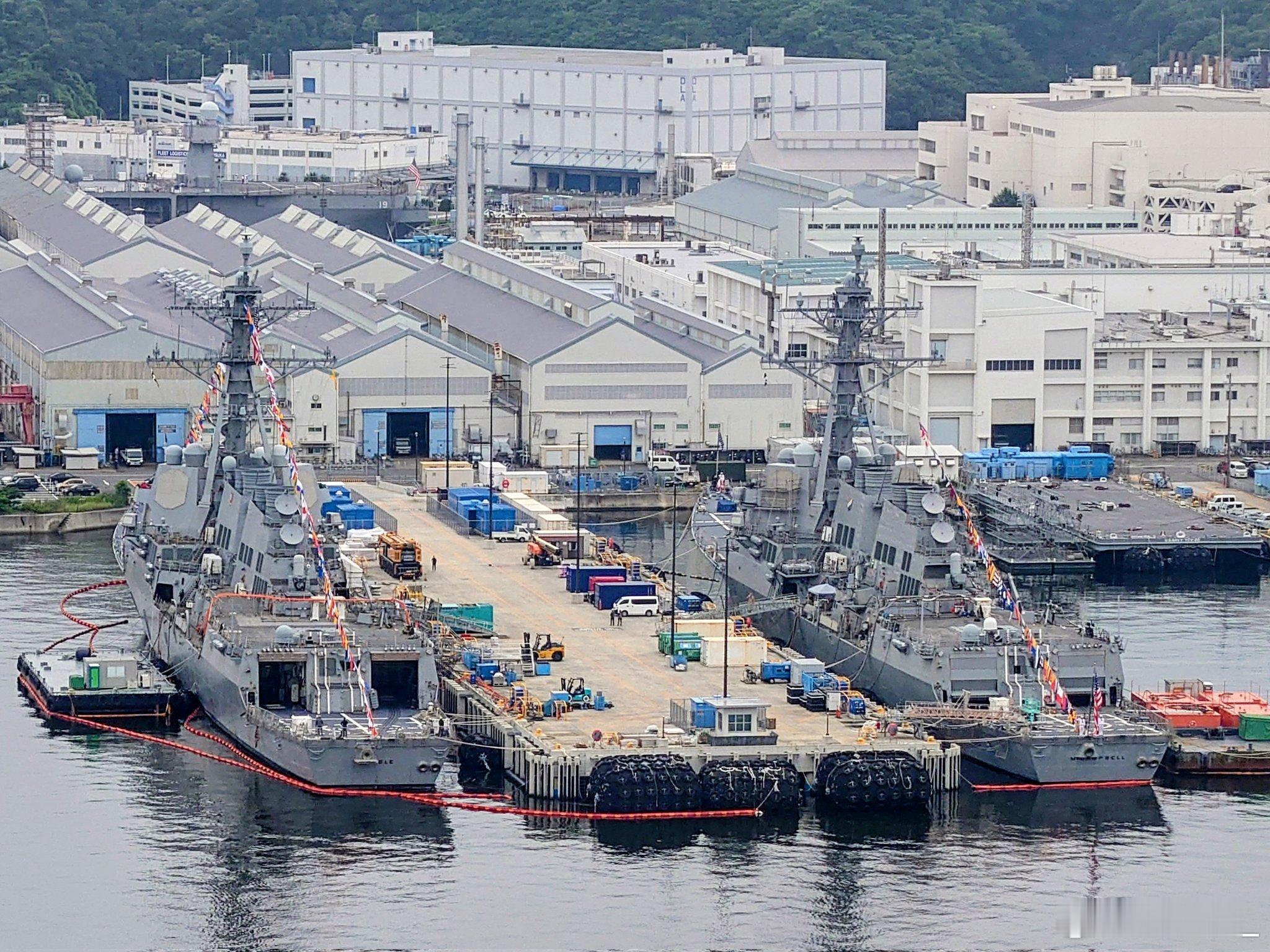在横须贺维修的两艘伯克级今天挂起满旗，庆祝美国独立日。美国海军