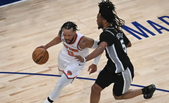 NBA总决赛，尼克斯对阵马刺的G4比赛中，出现了非常奇葩的一幕。马刺在上半场三分