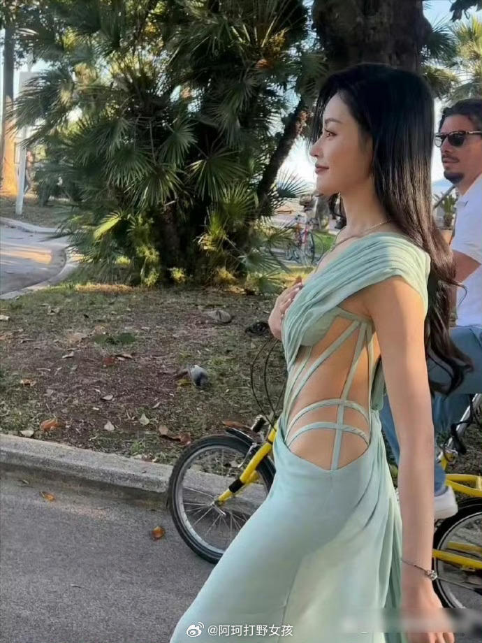 张天爱但凡有一丝赘肉，就穿不了这件衣服。 ​​​