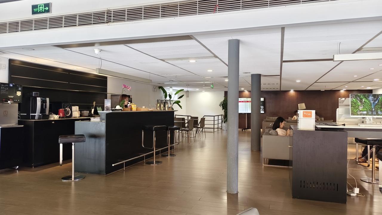 每次进店保养，总喜欢在车间里看师傅操作，顺便学点儿车辆知识。今天南京气温高达33