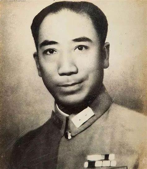 军统有一条铁律：不准谈恋爱。理由很简单——怕泄密。但这条规矩，只管下属，不管局长