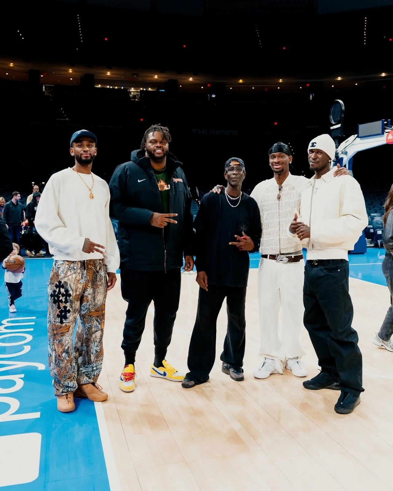 昨日亚历山大、弟弟托马西、SGA父亲以及表弟沃克一同合照~雷霆战胜老鹰2026n