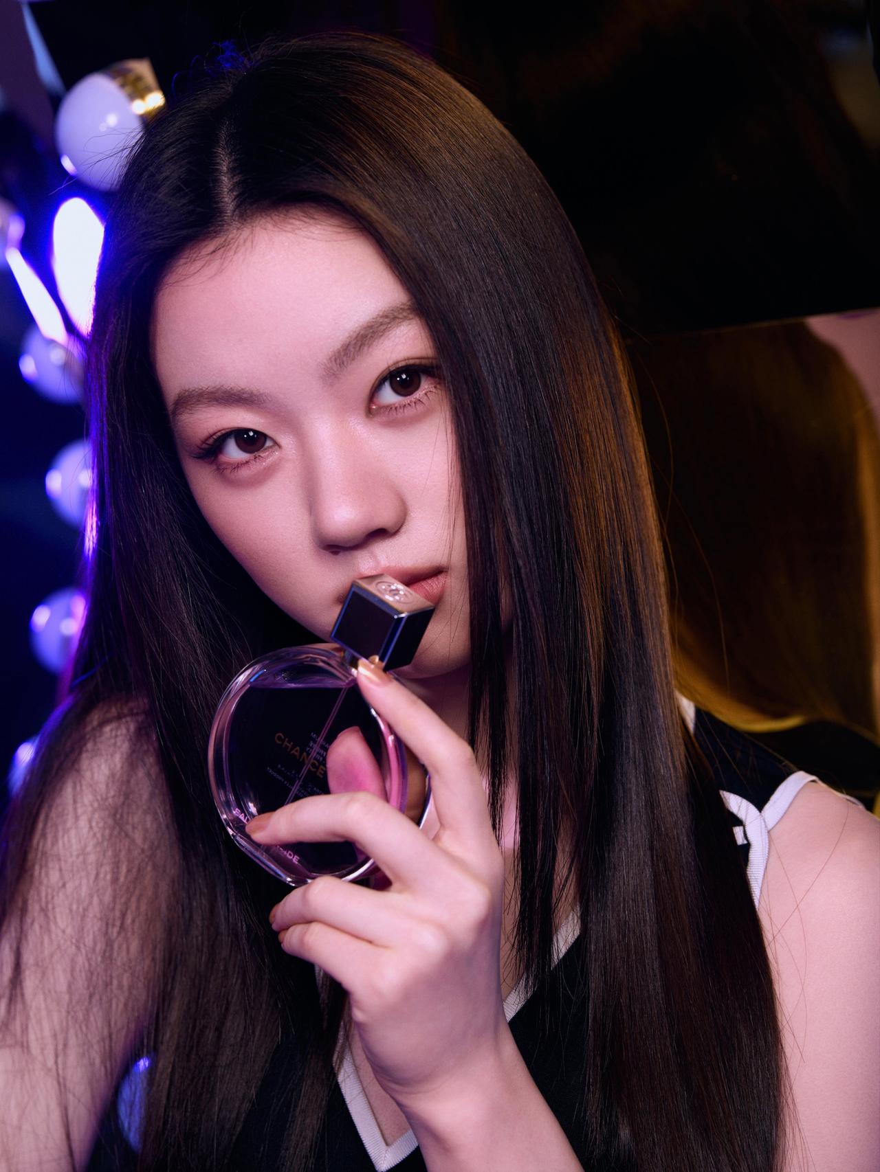 老天赏饭吃，给了一副好嗓子，否则这就是妥妥路人脸