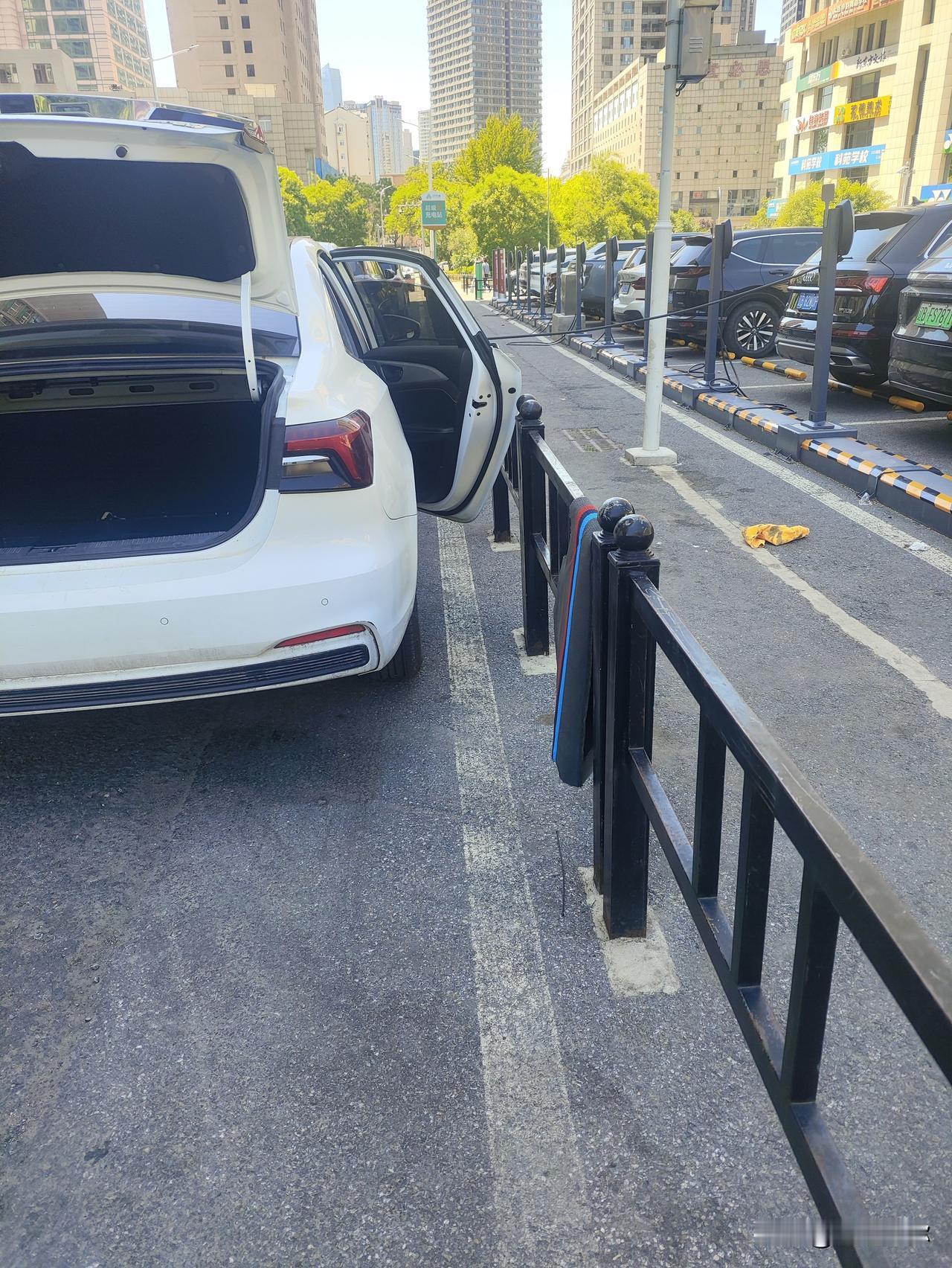 离谱！跨车道拉线充电，安全隐患太大了
 
路过38广场超充站，撞见罕见违规充电方
