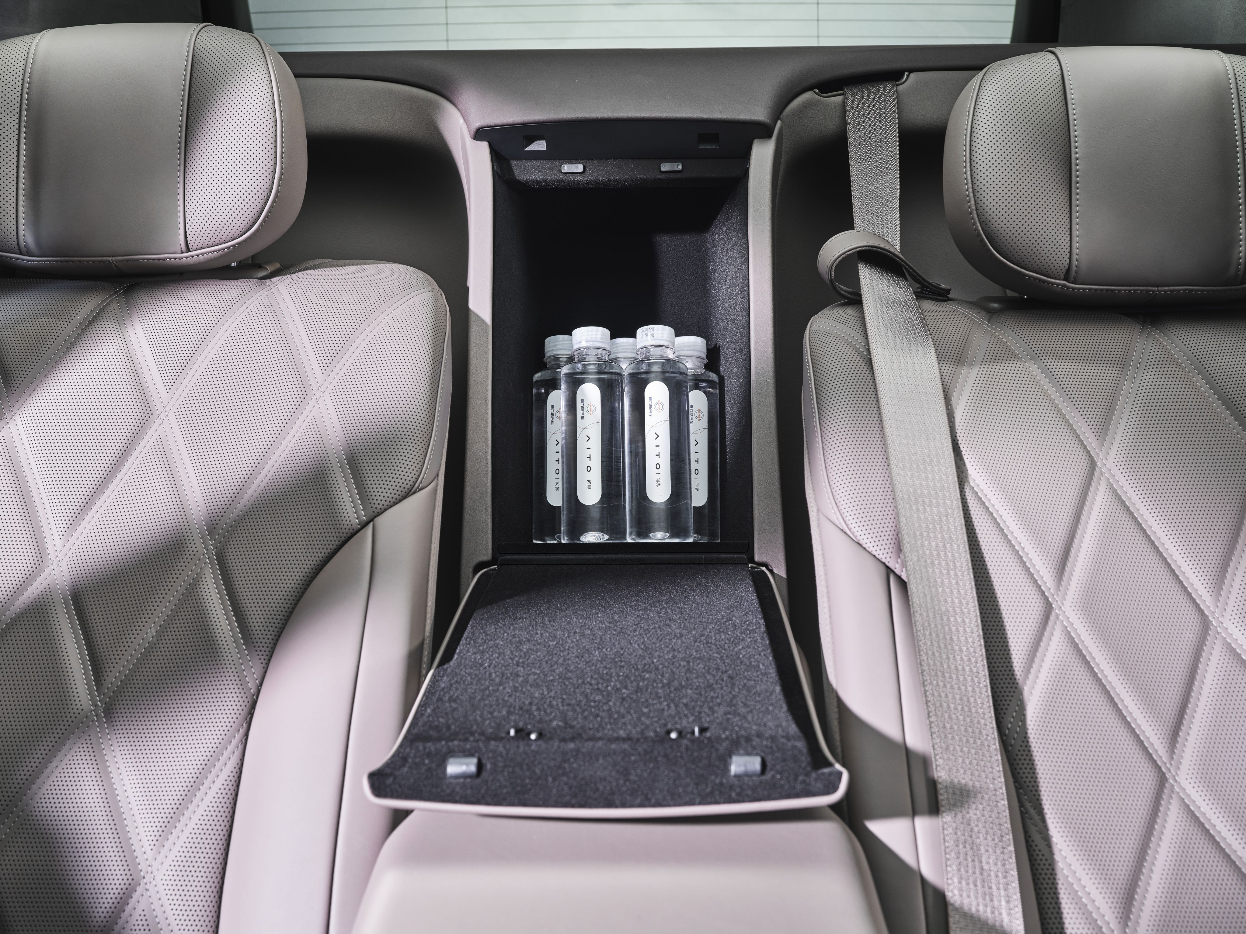 撒贝宁再提没去过赛里木湖白活了余承东那一句要做就做第一的信念，在问界身上也得到了