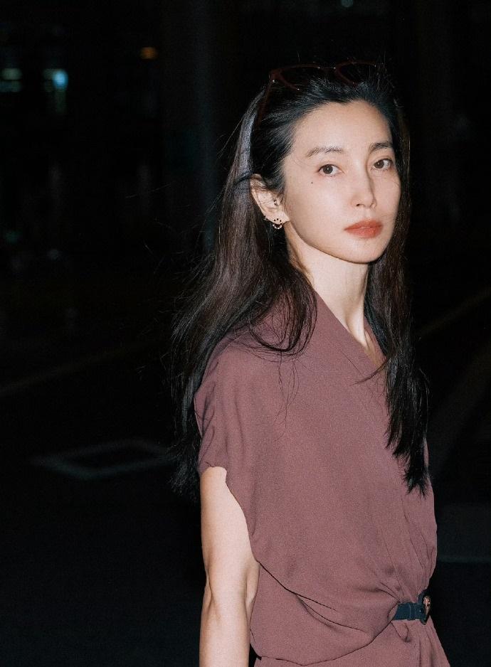 最近李冰冰启程巴黎，她在深夜拍了一组美照，看上去格外的有意境感，气质超好。

李