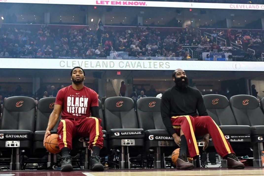 “他们在场上和场下都非常专注。”肯尼·阿特金森谈哈登和米切尔骑士复仇活塞nba潜