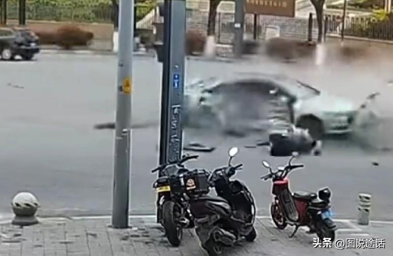 警方通报，3月30日15时，西安拾翠路与麟德路交叉路口发生交通事故，直行小轿车与