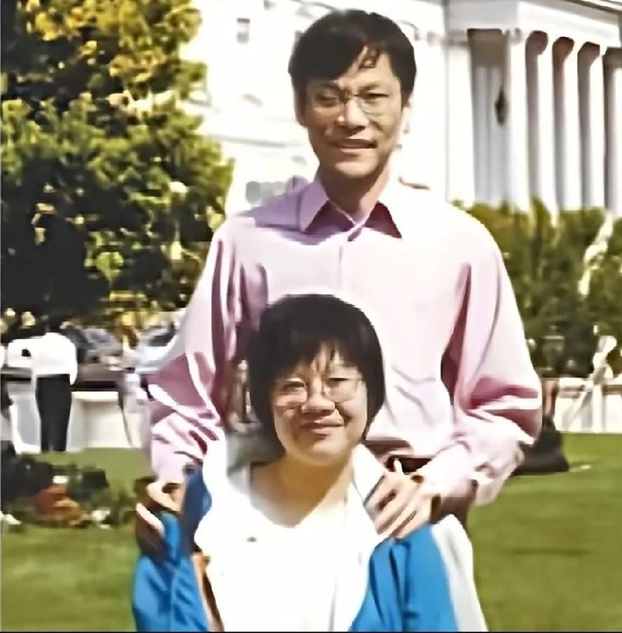 90年代末，李国庆与夫人俞渝在美国的一张留影，当时的李国庆到美国考察图书业，寻找