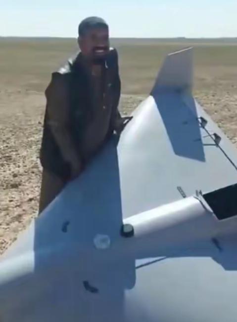 这个伊拉克人发财了！
说出来估计没人敢信，他居然在自家附近的空地上，捡到了一架美