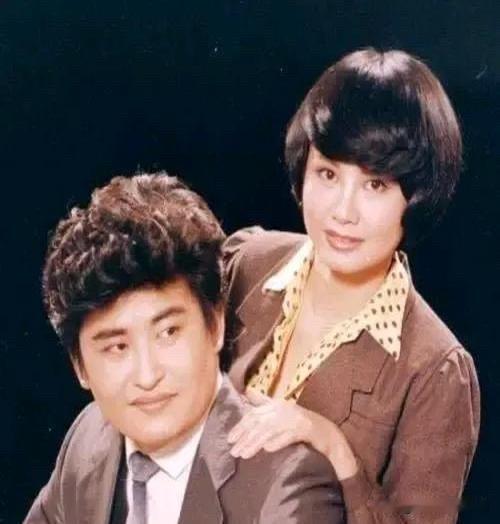 刘欢当年因为父母阻挡他和卢璐结婚，还被父母迫着给卢璐写过一封绝交信。

刘欢当年
