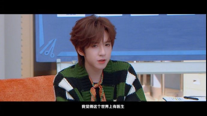贺峻霖offer8季以来最年轻的老成员贺峻霖说跟徐志胜不熟这个称号真的太贴切！贺