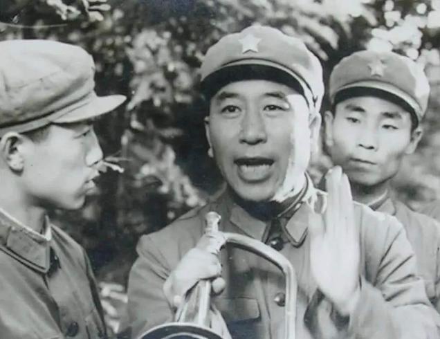 1950年的朝鲜战场上，7名弹尽粮绝的志愿军战士，被200名英军重重包围。在这千