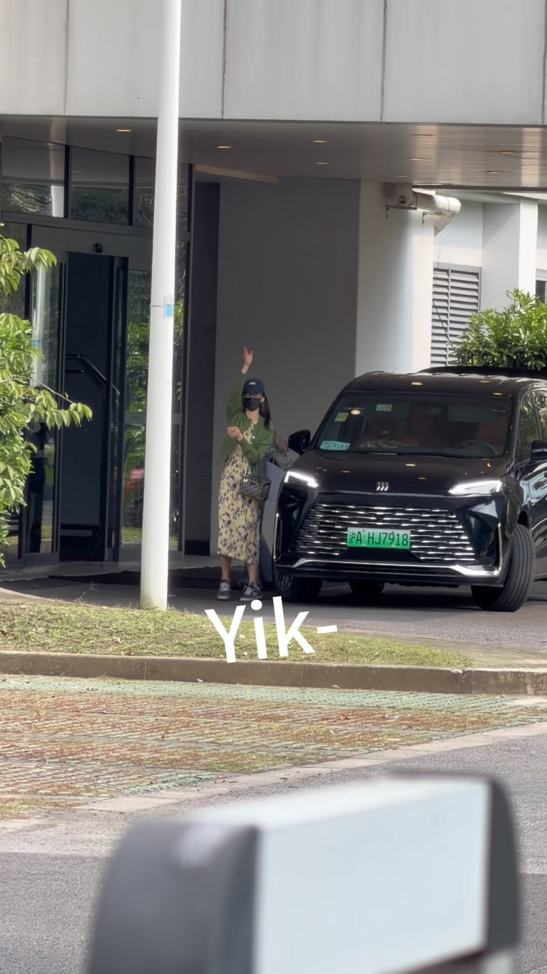 迪丽热巴到北京了 迪丽热巴碎花裙，好松弛好漂亮的姐姐[爱你]迪丽热巴每回看到粉丝
