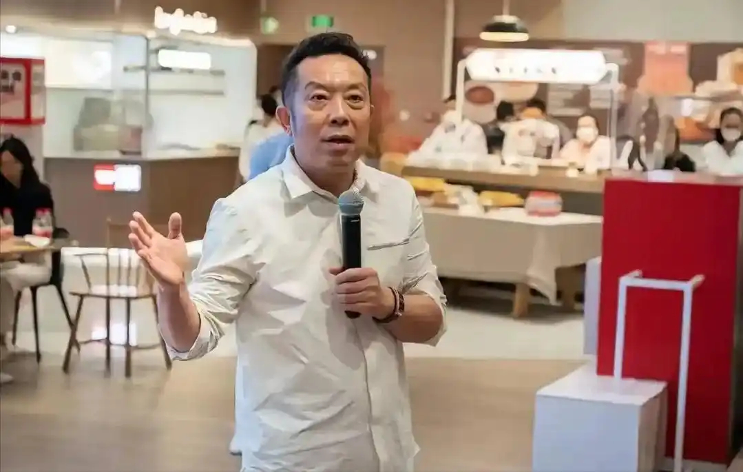 西贝倒闭责任争议1、西贝是预制菜吗？答：一个没有厨师、只有微波炉操作工的饭店，你