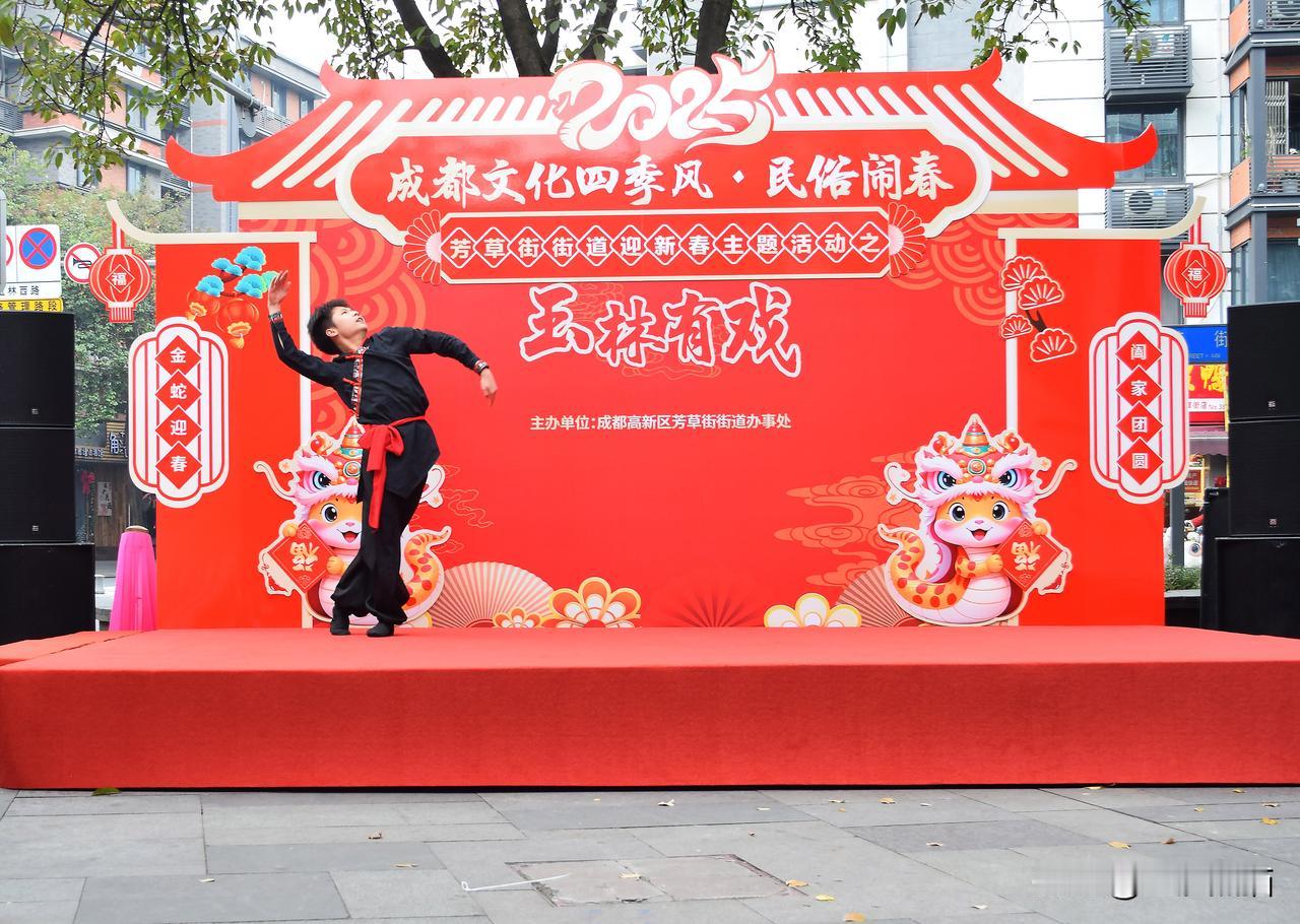 玉林有戏活动
芳草玉林西街（文化四季风，民俗闹春）玉林有戏活动开始了。
成都市老