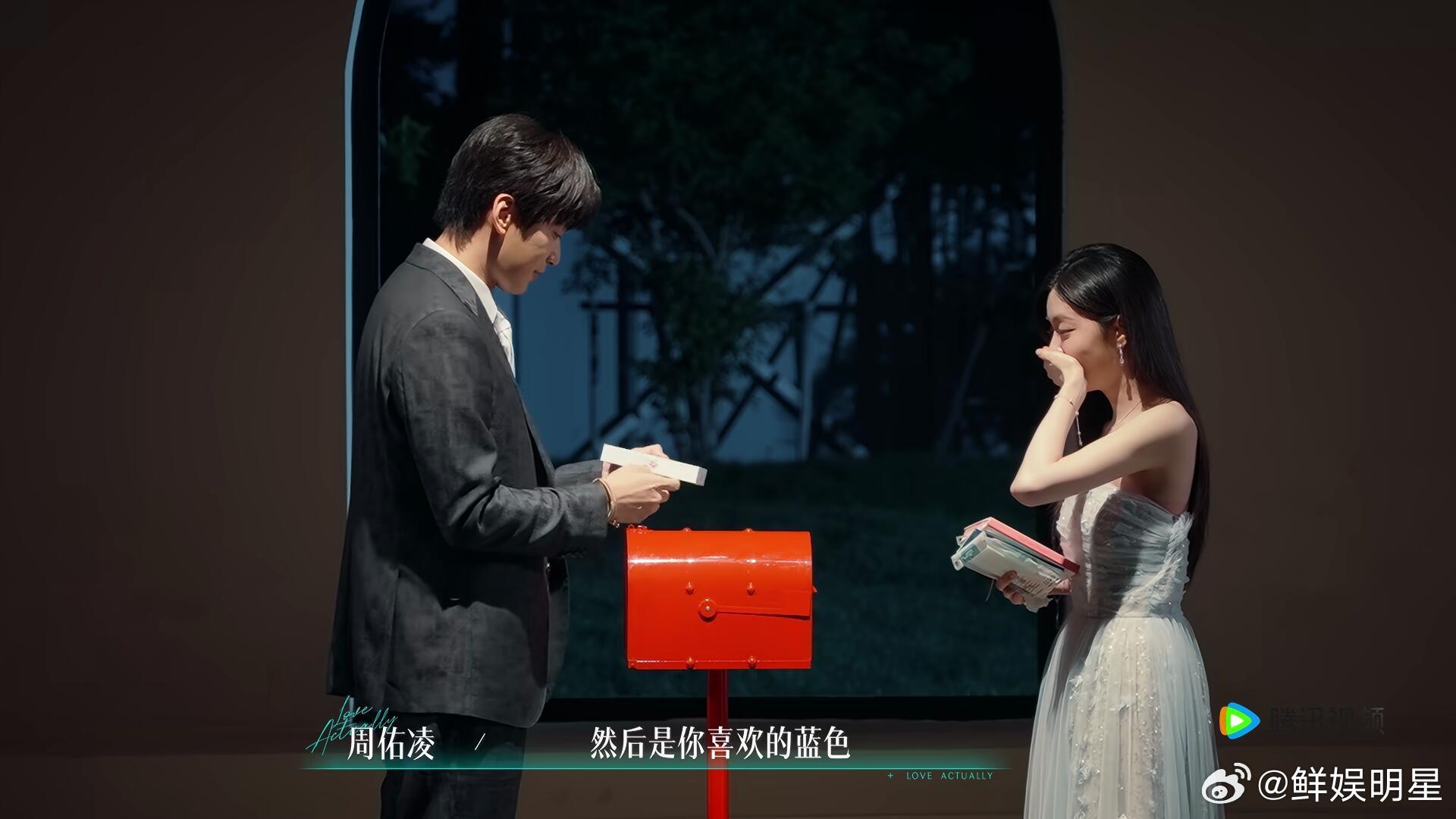 周佑凌送柳柳手机 柳周CP甜度拉满！亲亲画面好戳人，周佑凌直接送手机，恋综少见的