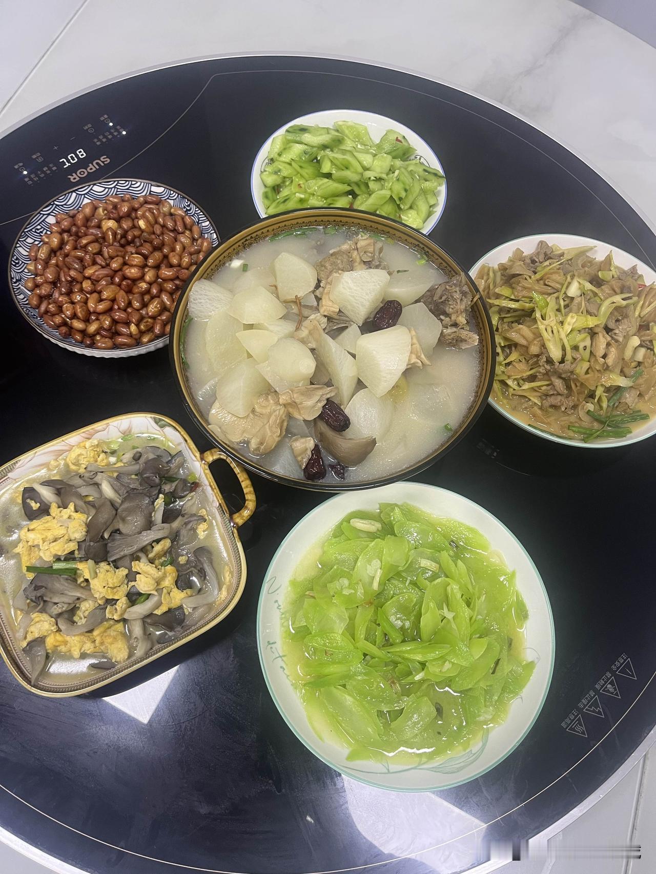 现在年轻人的打扮……。

前几天，公司相继又招了两个小伙子，一个高瘦一矮胖。刚开