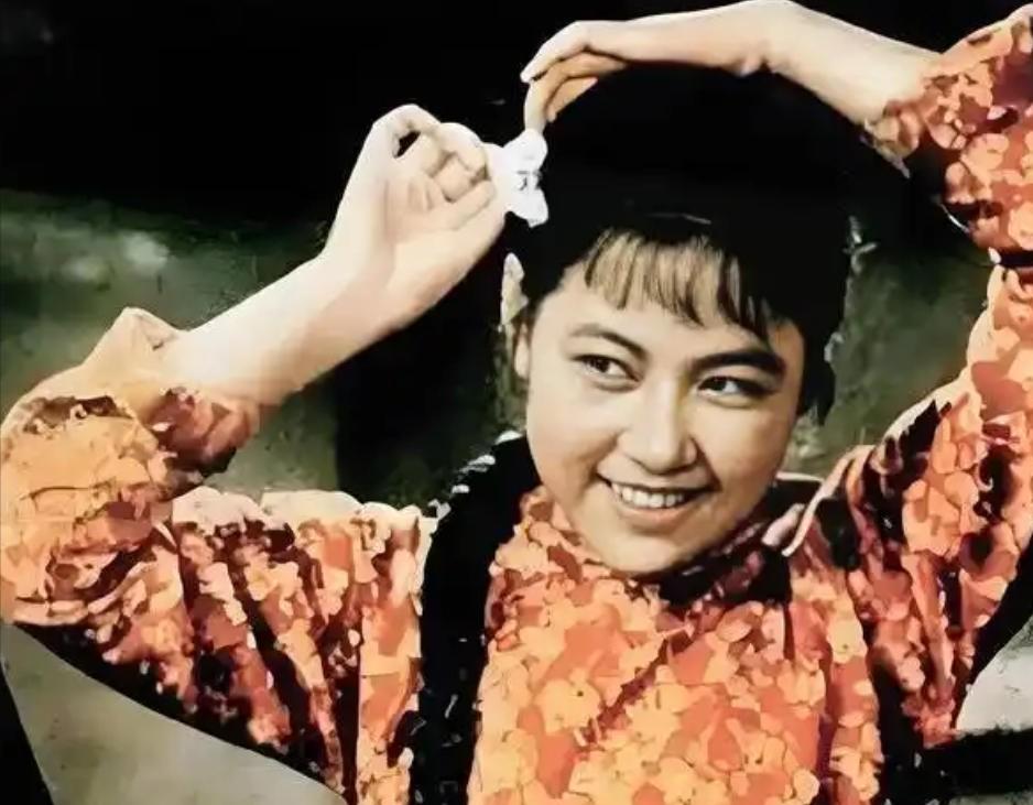 追她的人，据说能从北京排到南京，一堆的首长，一堆的大领导，削尖了脑袋想把这位红遍