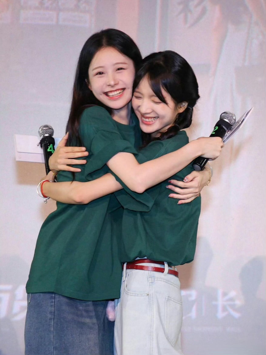 是两个很明媚的女孩啊！👧🏻👧🏻 
