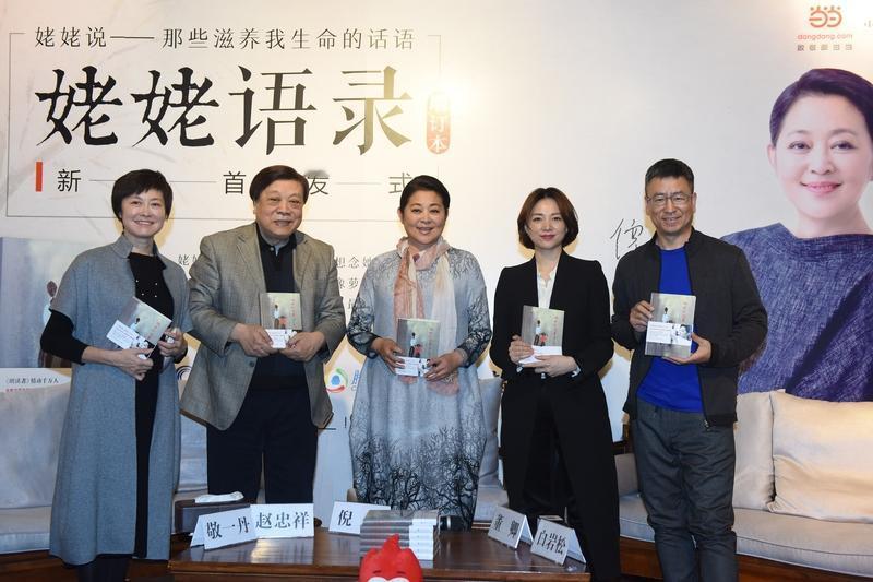 倪萍的孩子小虎也不爱谈婚论嫁，这有点说不通啊。
倪萍怎么说也是声名远扬，而且肯定