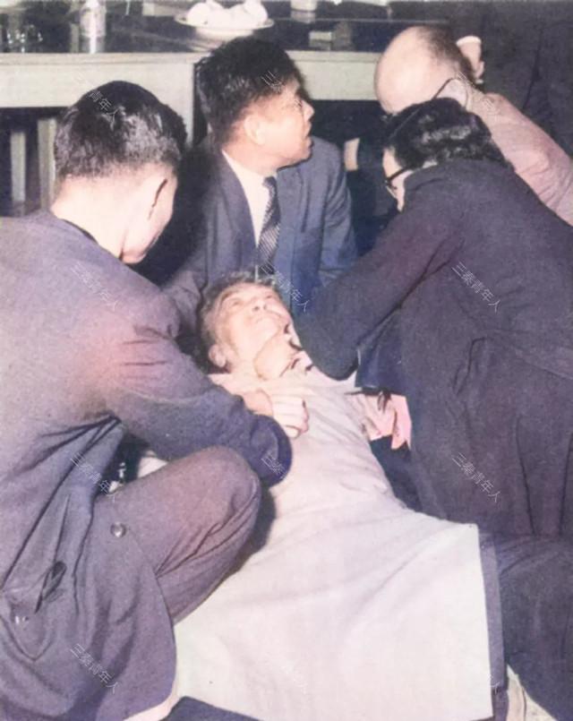 1962年，胡适突发心脏病，倒地的瞬间，旁边的人都积极地伸出援助之手，但还是慢了