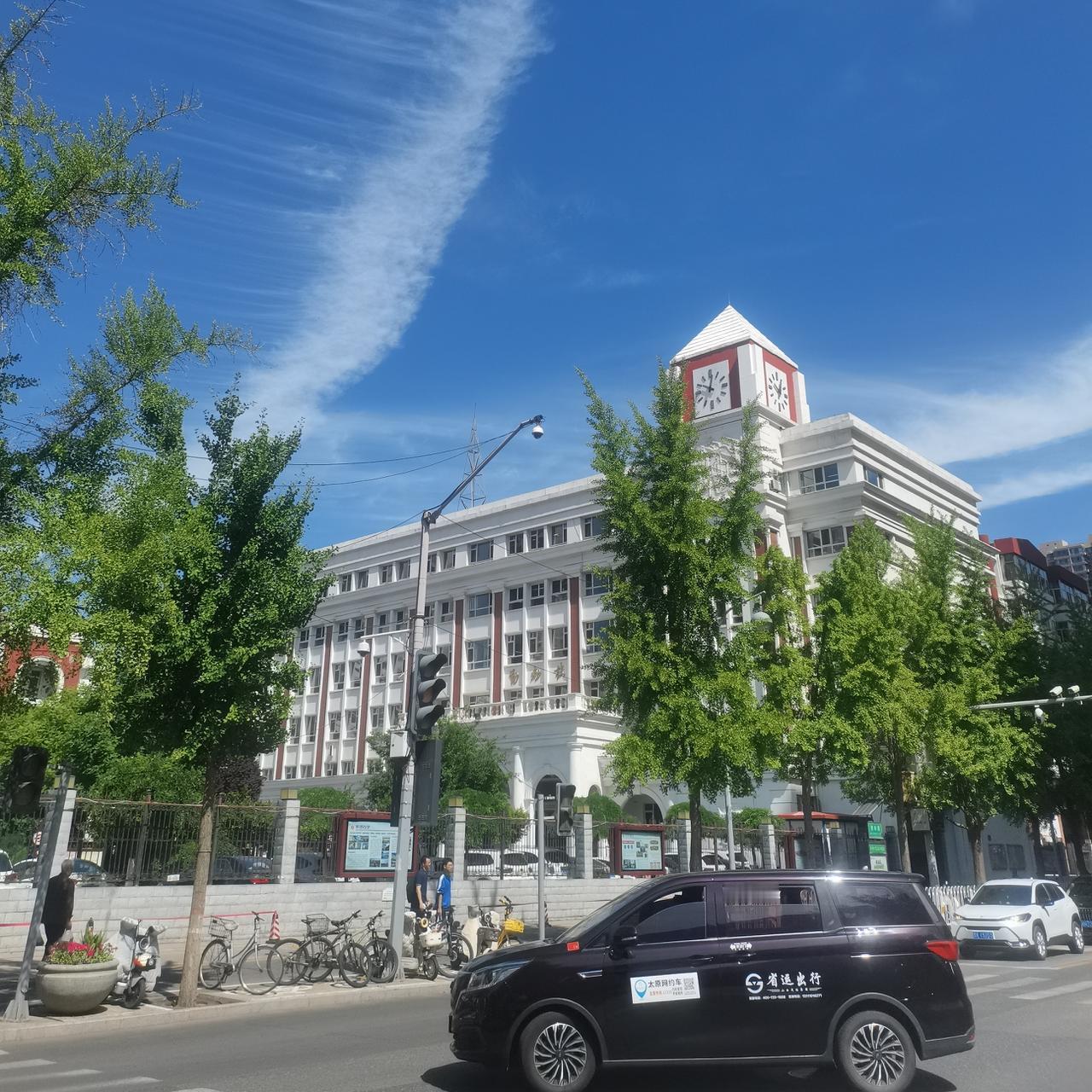 太原五中钟声响，
高考冲刺学子忙。
十年磨剑赴考场，
科技复兴后继强。
高考祝福