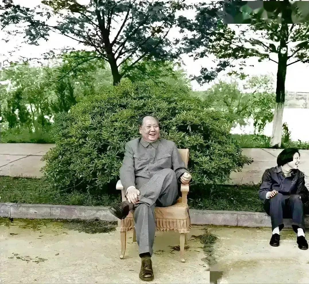 🙏请停留几秒，为伟人点个赞送朵花💐
《毛主席观篮球比赛》
在湖北武汉的晴空下