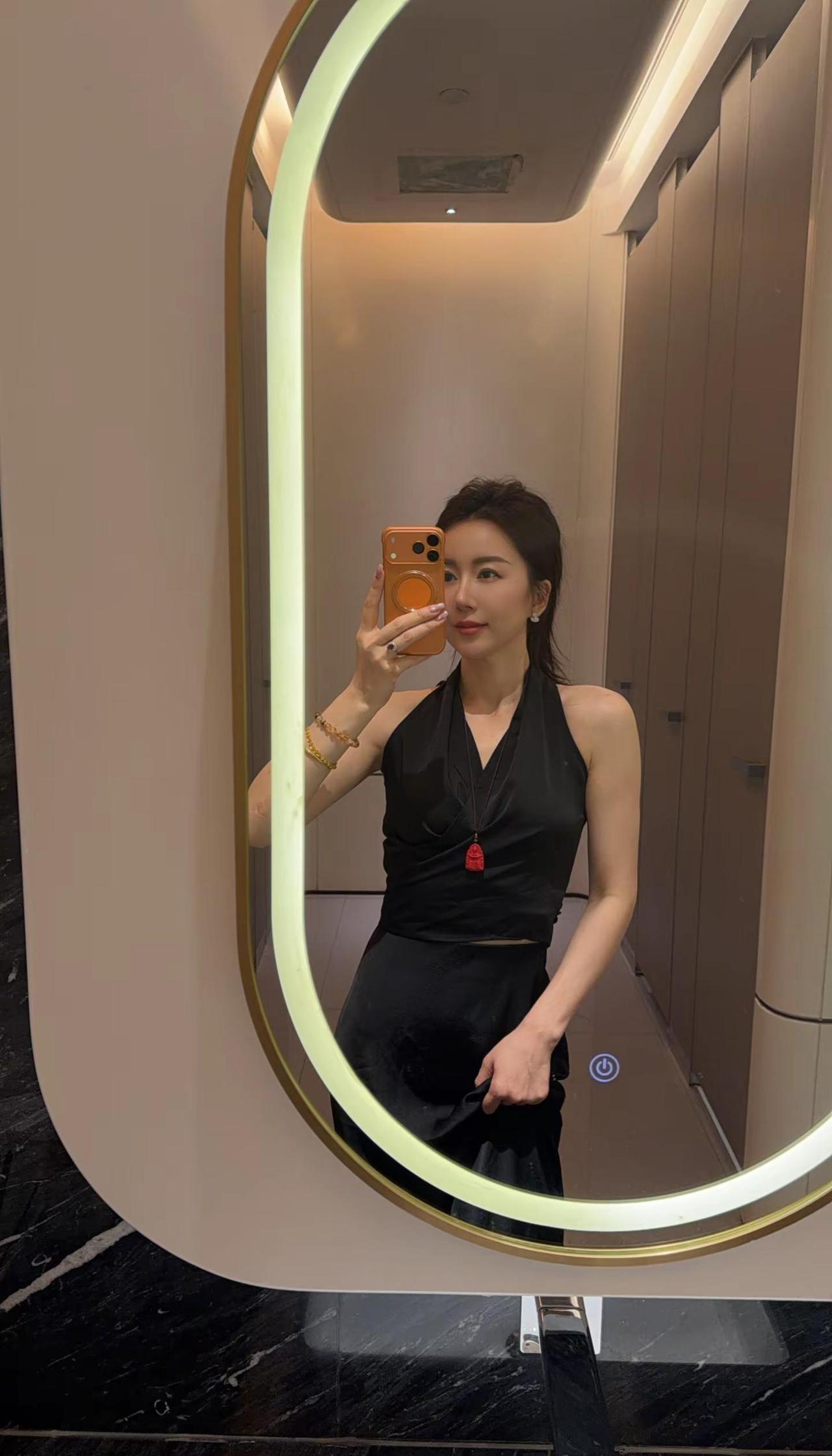 “前几年太尖锐 太白纸 不圆滑不聪明 被推着向前 在磨砺中终于学会收敛融合 做了
