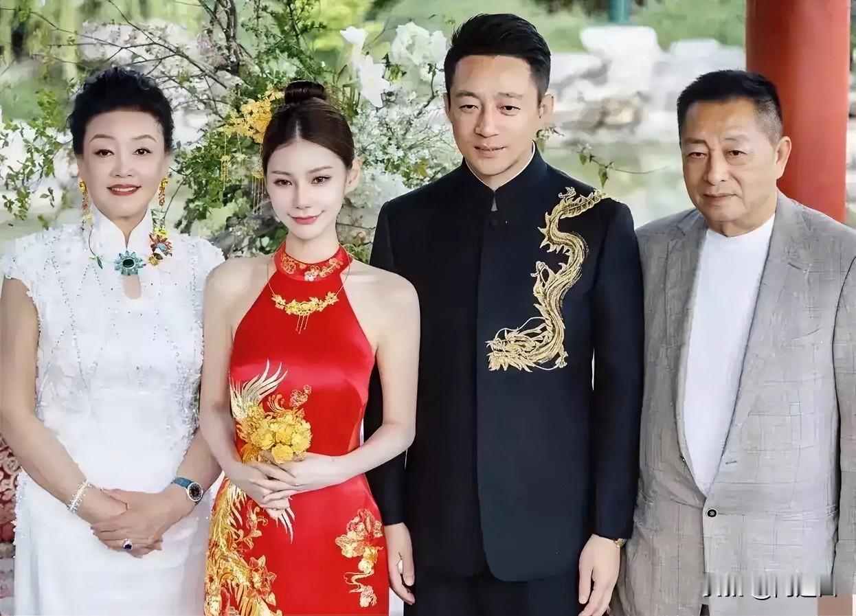 汪小菲和马筱梅婚礼上，这2位老人的做法，你们一定要学，算是深深的提醒了那些离异再