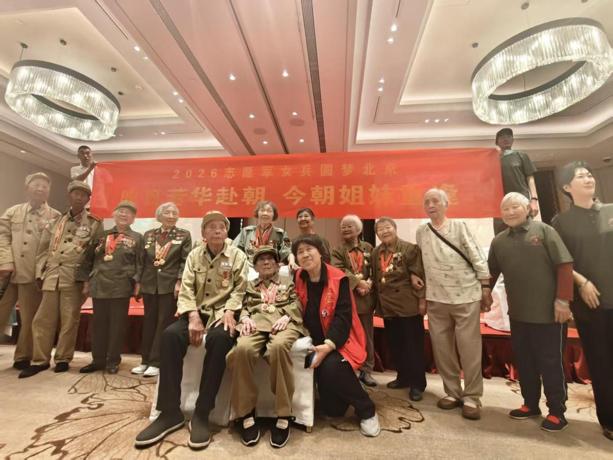 20位九旬志愿军女兵北京重逢，抱头痛哭又笑成孩子——这画面看一眼就想掉泪！

北