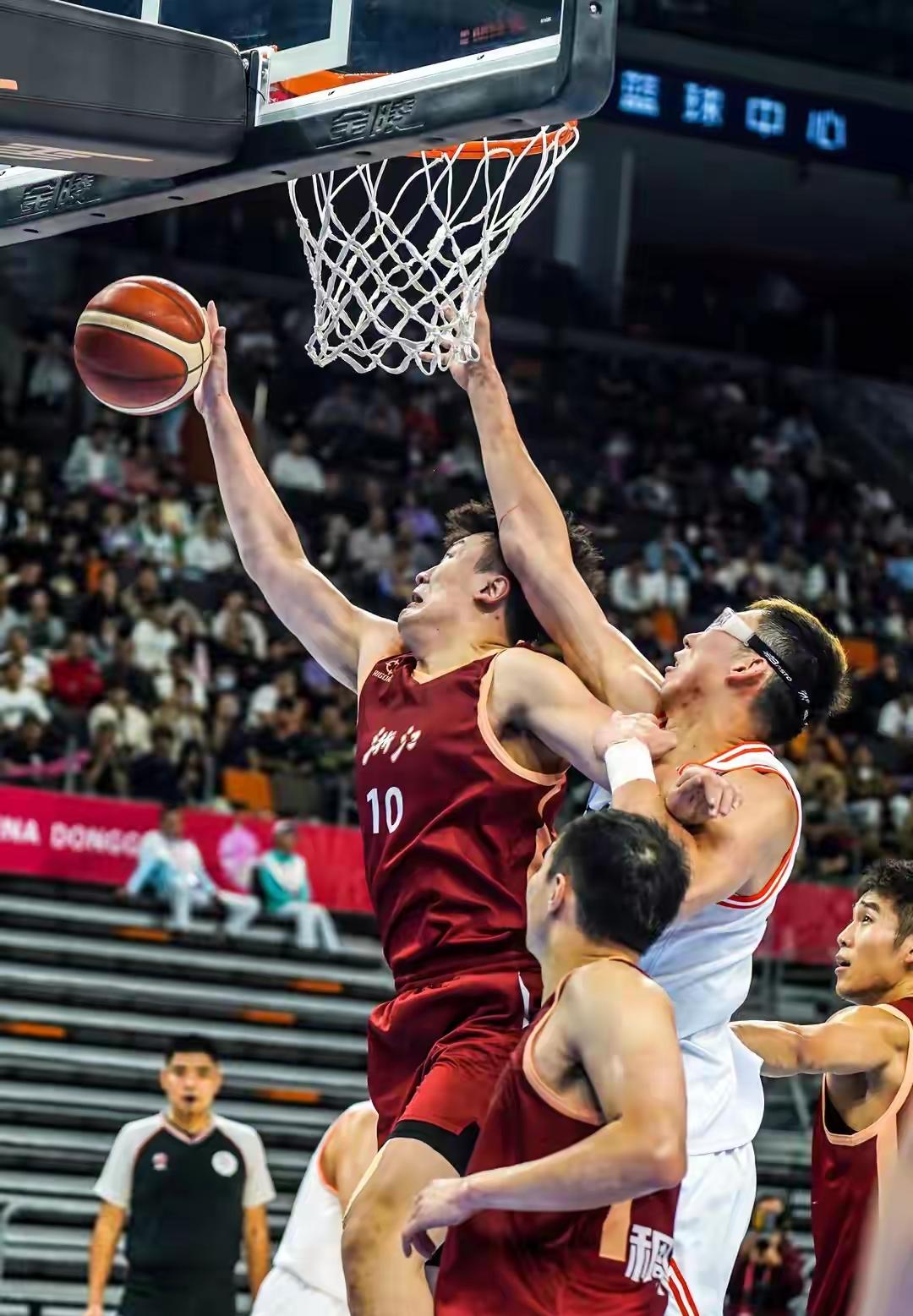 服了服了！这也能输！四川队脸面往哪里放啊！
1.四川队周琦，胡金秋，孙铭徽那个不