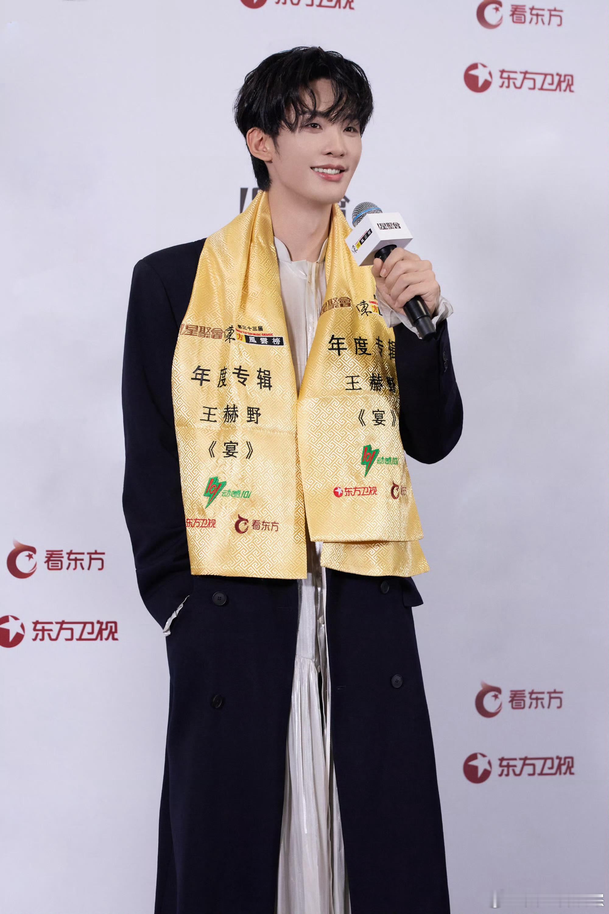 王赫野东方风云榜舞台清唱片段惊艳全网，王赫野原生嗓音干净醇厚，东方风云榜舞台抛开