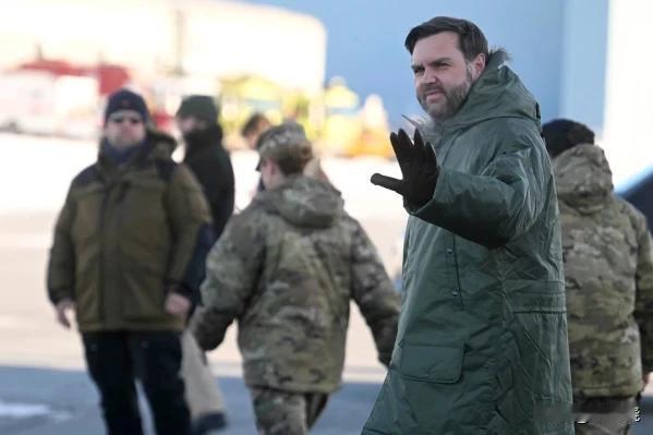 美媒报道：丹麦、格陵兰特使就特朗普的“接管”请求会见白宫官员，副总统万斯表态，“