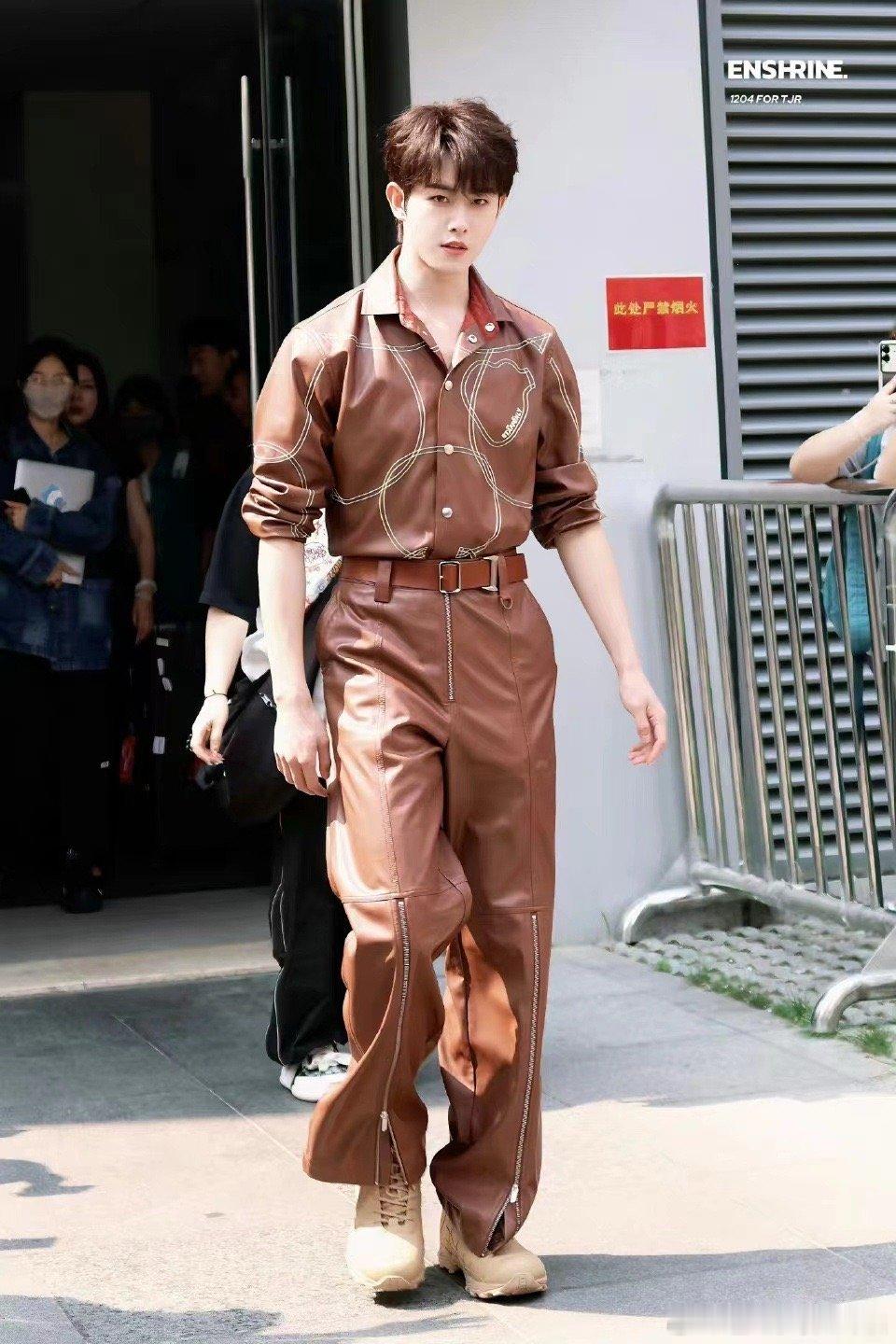 #花少hi6上班##花少6hi6上班路透#花少6hi6上班路透，哇塞哇塞，[太开