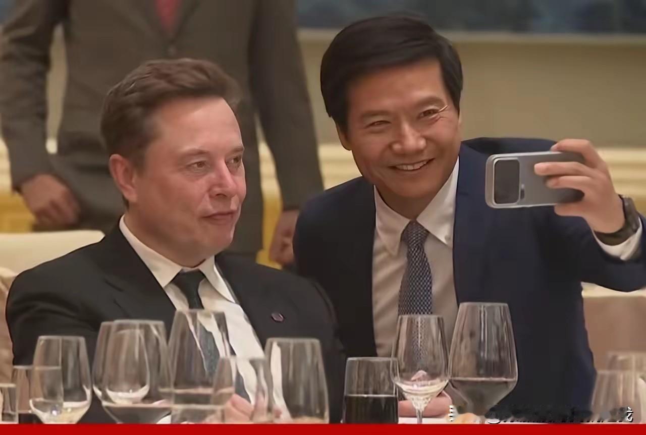 牛人就是不一样，不但跟特朗普一起坐空军一号到访中国，还引得小米的雷军和苹果的库克