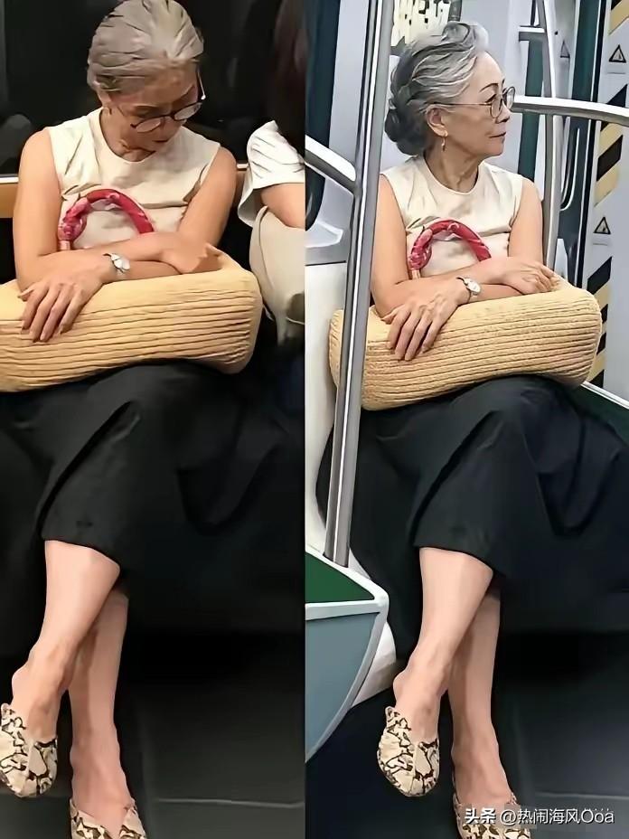 气质这东西，是刻在骨子里的，是装不出来的！

岁月从不败美人，地铁上这位优雅的女