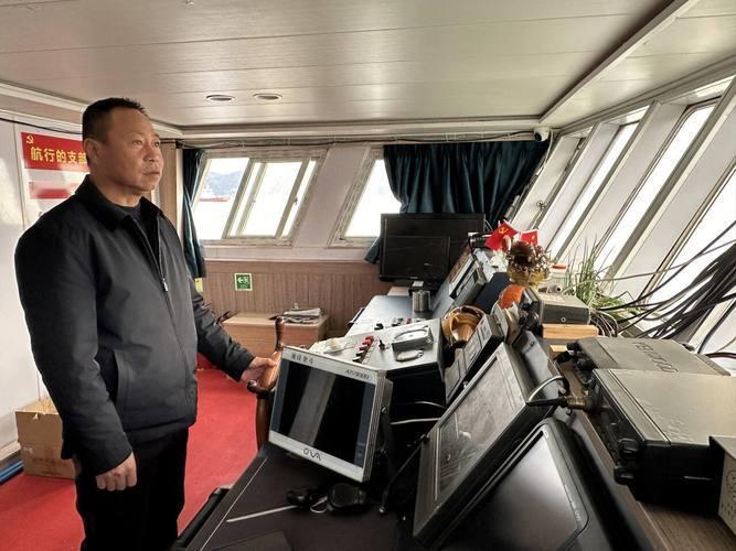 2024年3月，浙江58岁的船老大沈华忠正指挥着船员们在东海下网捕蟹。不经意间，
